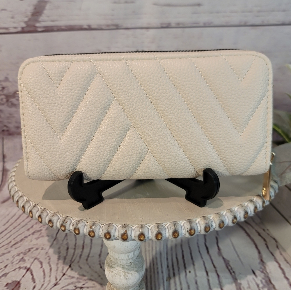 NWOT Adrienne Vittadini Elegant Cream Women's Card   Wallet - Picture 2 of 9